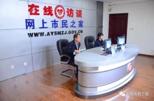 公司董事長、總經(jīng)理?xiàng)钣婪遄隹汀对诰€訪談》欄目